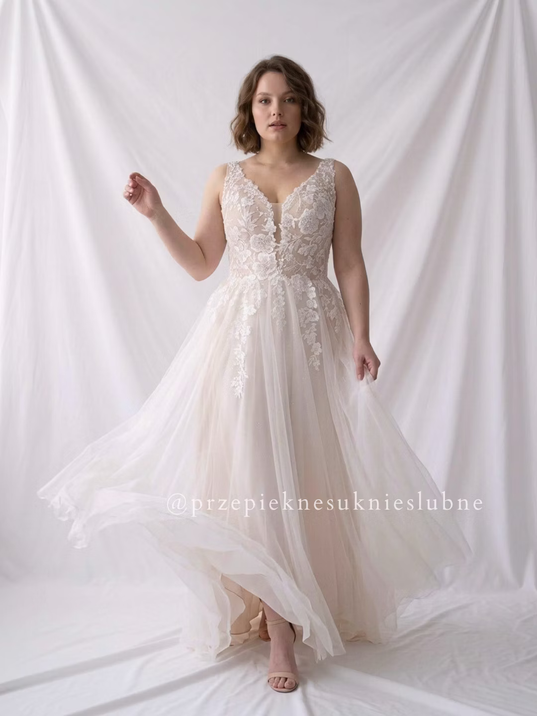 Suknia ślubna Trinity, plus size, koronkowy gorset, tiulowa spódnica